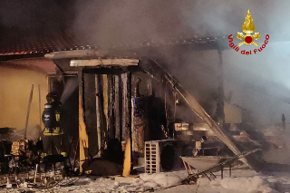 Civitanova Marche - Casolare in fiamme, intervento dei vigili del fuoco